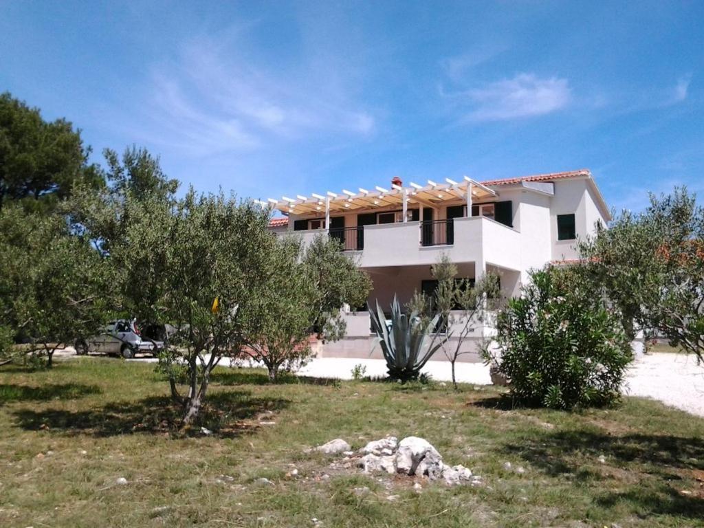 L&L Apartments Vir Bagian luar foto